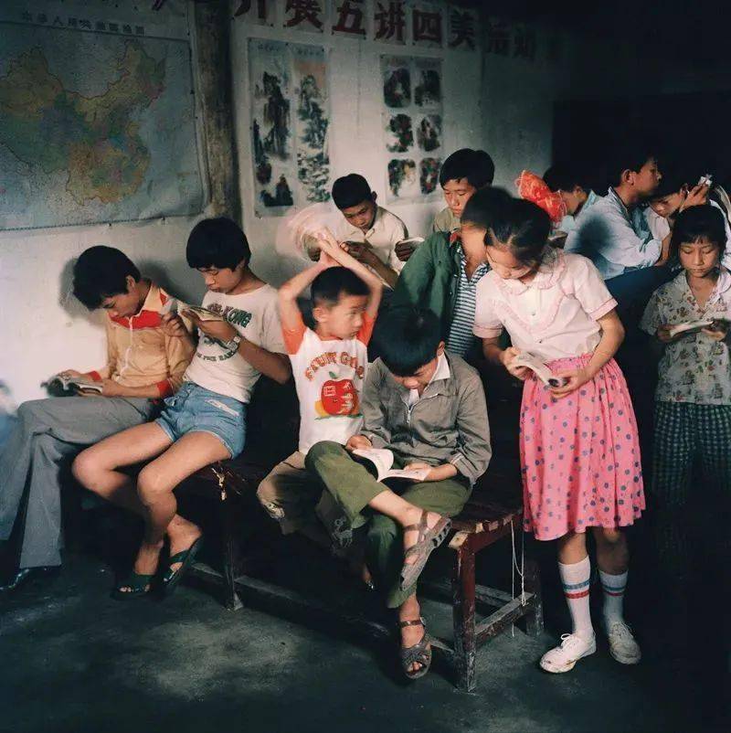 看到39年前摄影师偷拍的孩子才明白为什么如今的孩子这么容易抑郁