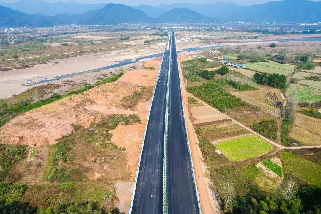 为保障芜黄高速在泾县能够进出,在泾县枢纽互通设置临时出入口