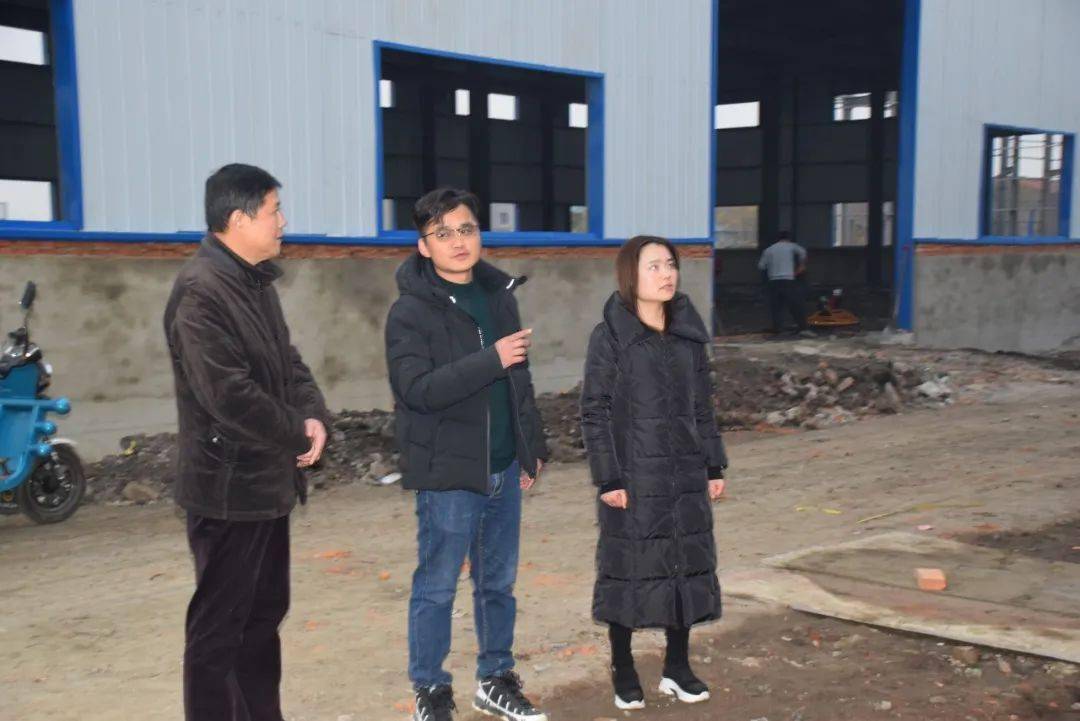镇村干部听取企业负责人项目建设相关情况在应城市郎君镇东村村