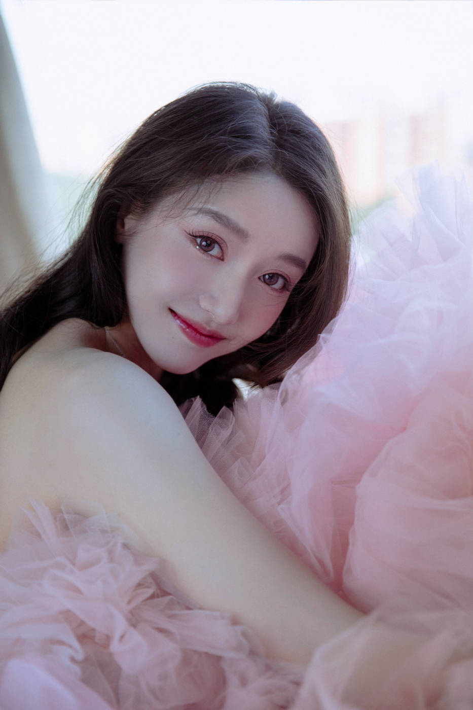 姜贞羽受邀出席活动冷艳灵动气质佳