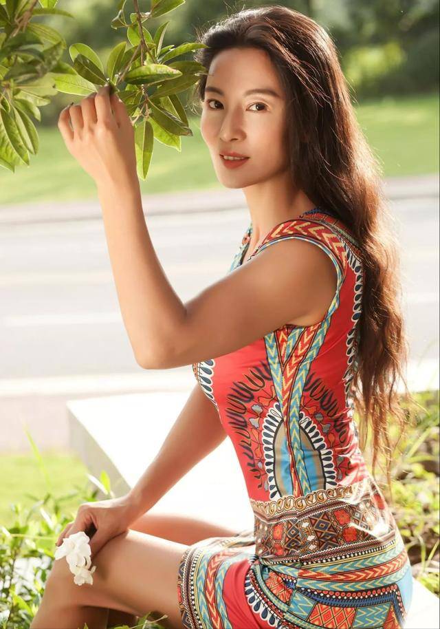 这位美魔女叫做刘叶琳,河南信阳人,早先因一则"50岁阿姨身材完爆18岁