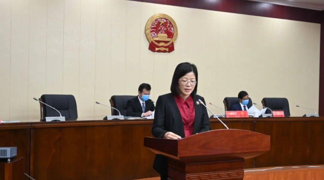 64市政府领导郑云宣读《关于提请刘云忠任职的议案》64市委组织部