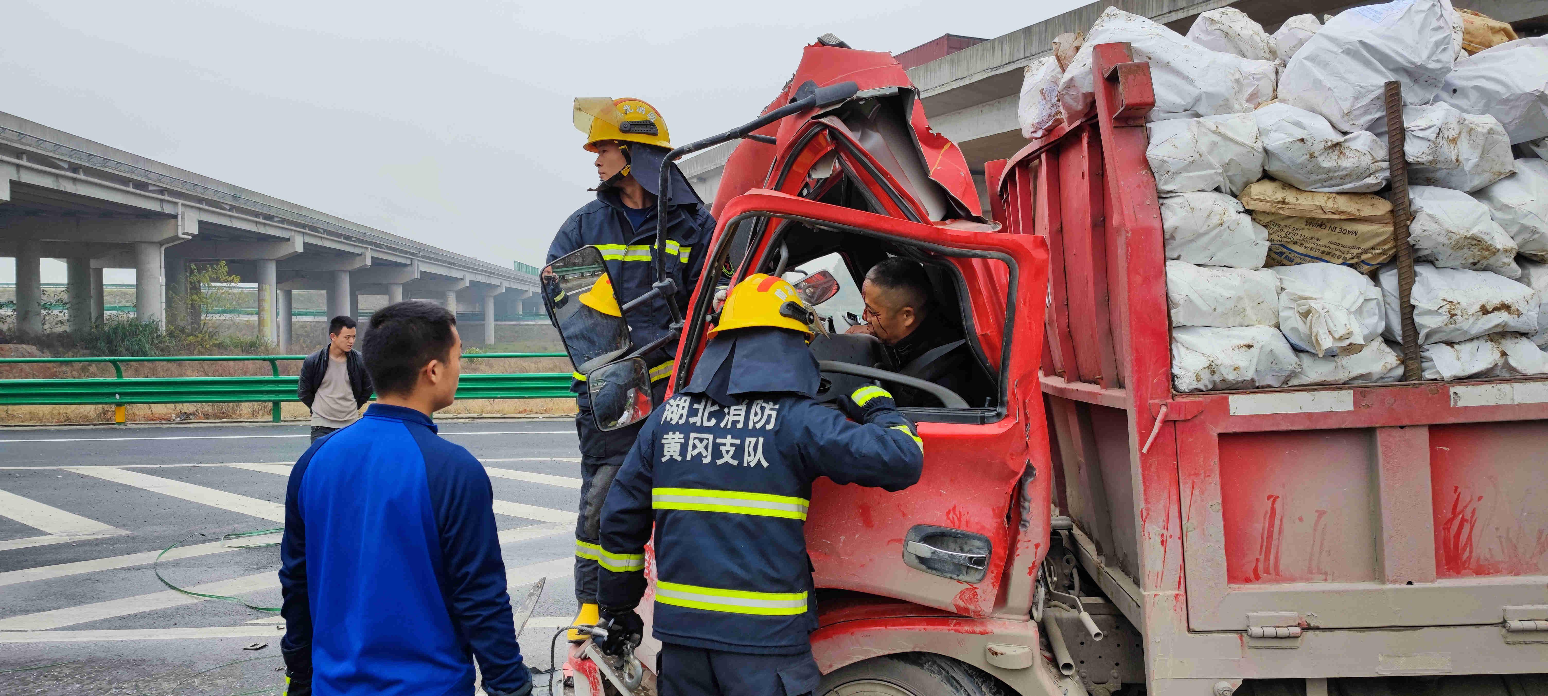 演練變實戰蘄春消防從車禍中救出一名受傷被困群眾