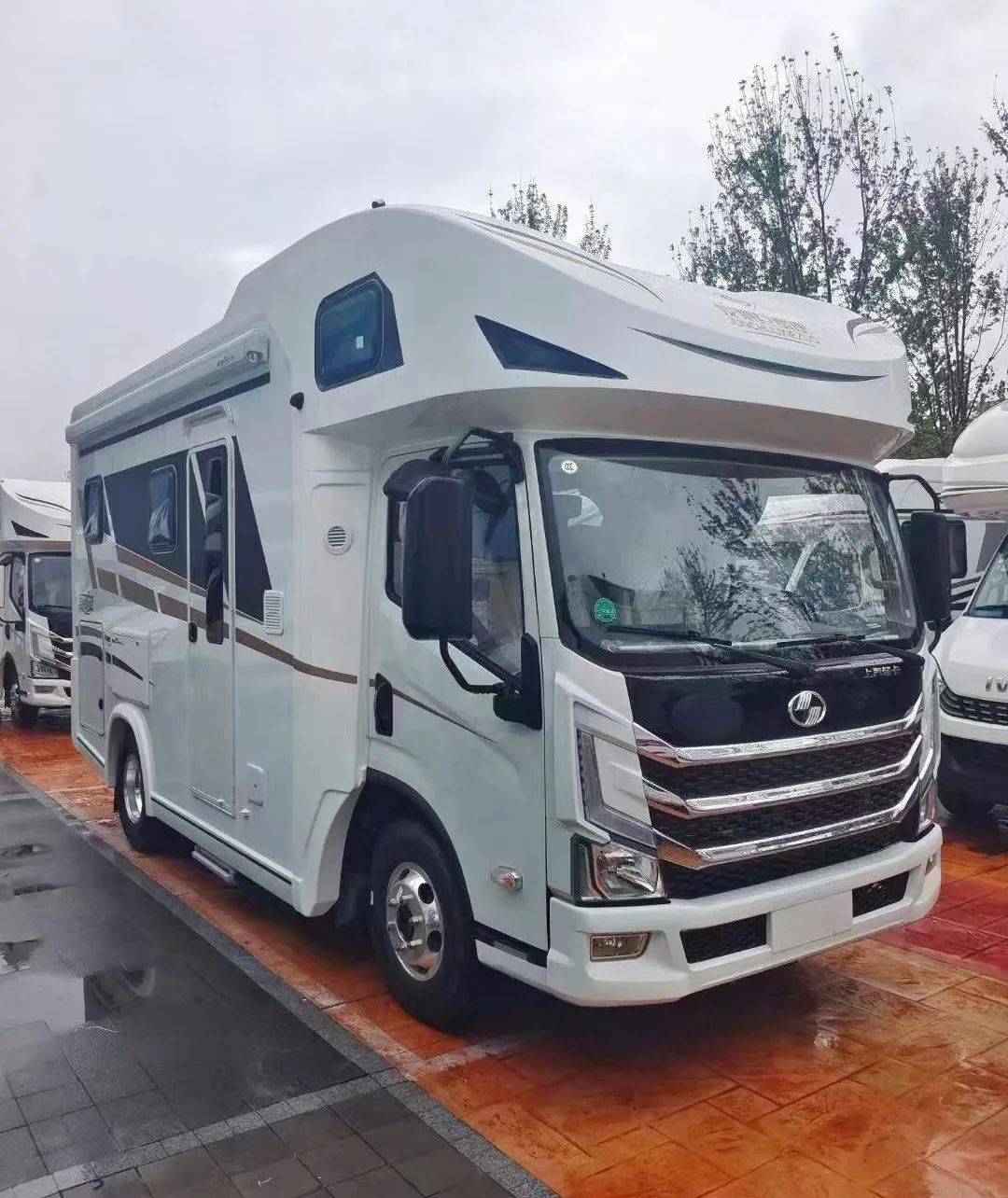 67大块头也有颗柔软的心骏驰巨蟹座房车平头设计跃进底盘稳定踏实的