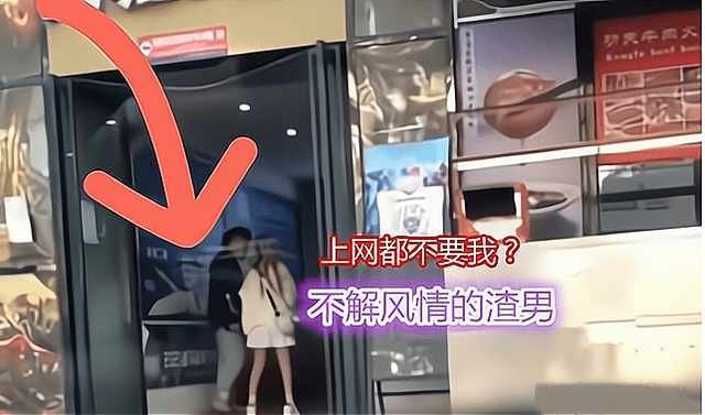 东莞情侣在网吧门口吵架,女生当场脱掉裙子:你要电脑还是要我!