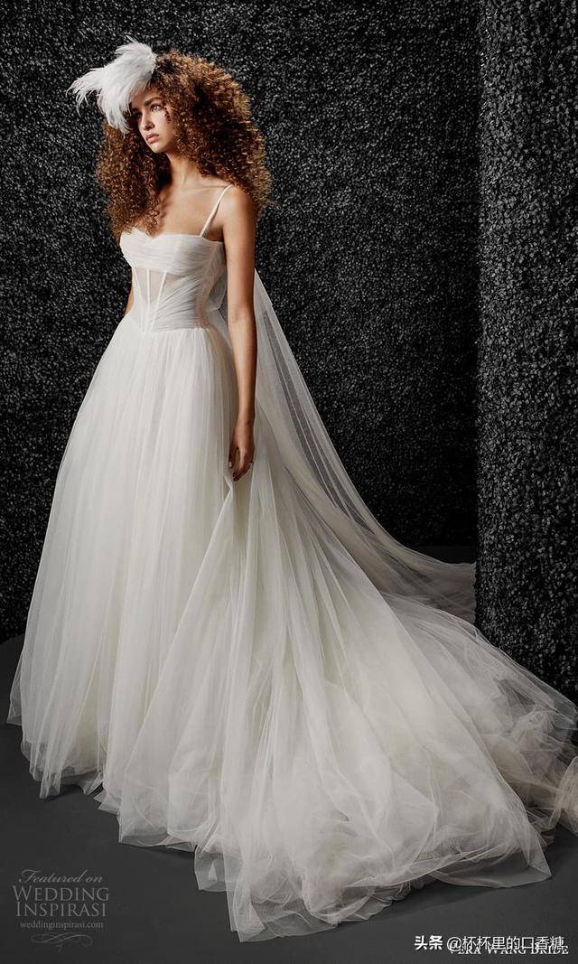 verawang2021秋季婚纱系列时尚前卫新娘嫁衣