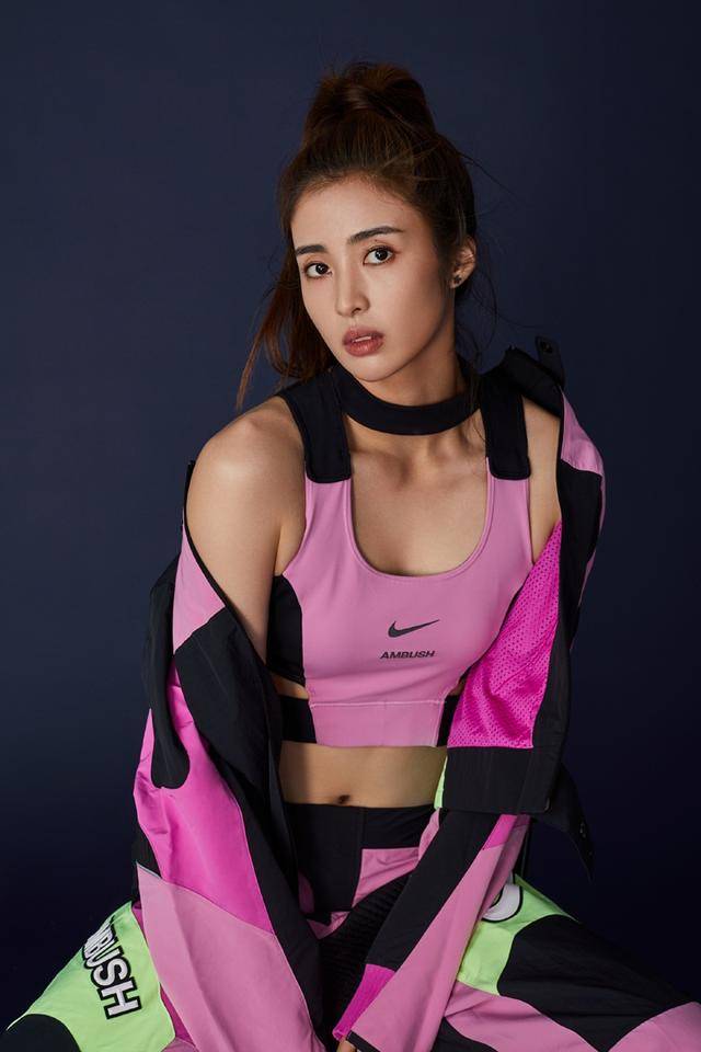 六块腹肌沪美女国门赵丽娜晒运动美照冰肌玉肤绝代佳人