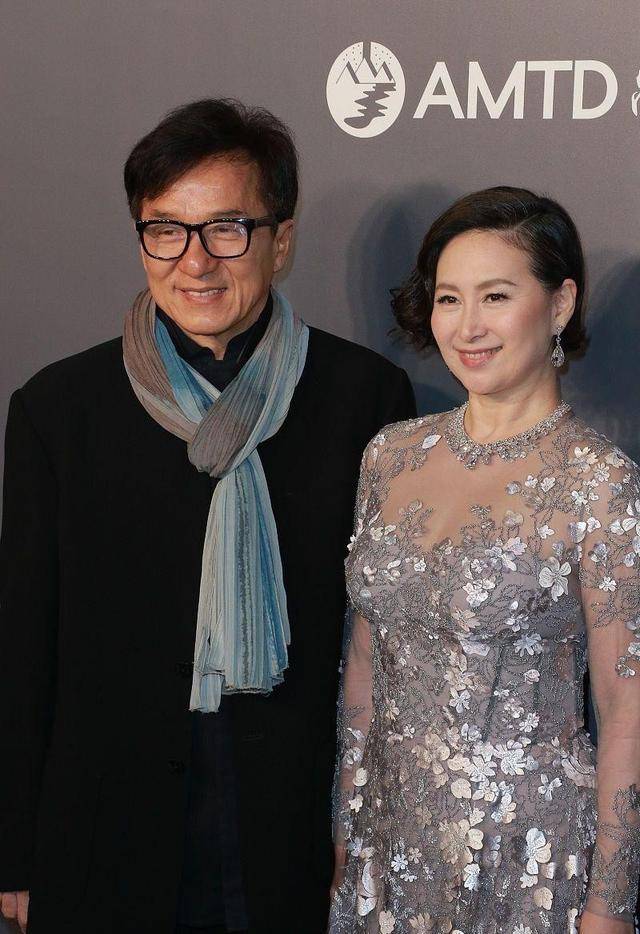 何超琼真是好自信身材挺富态的还穿透视裙和成龙同框气场太强