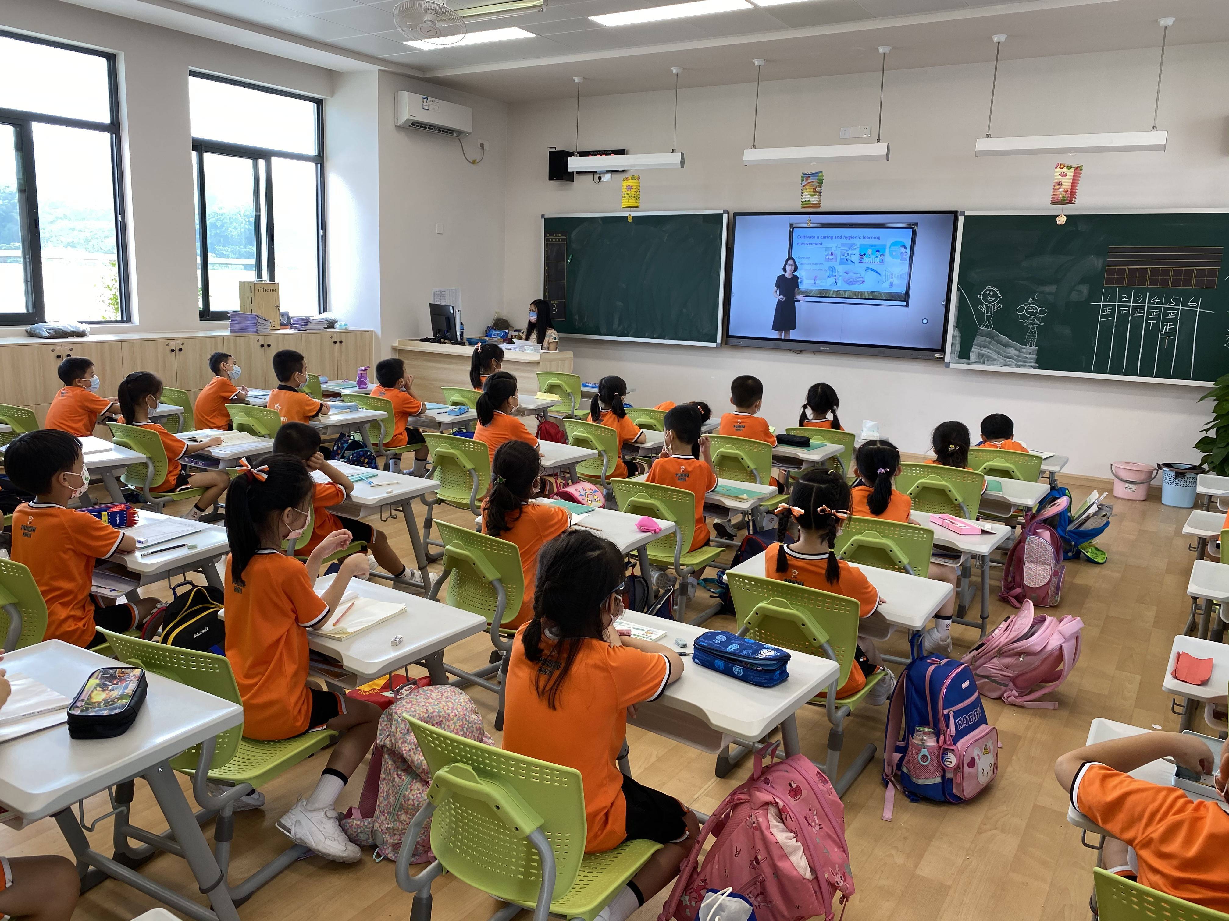 深圳香港培侨书院龙华信义学校小学生在上课.