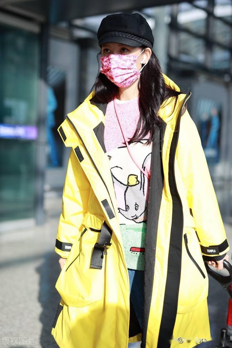 街拍蔡少芬荧光黄风衣粉红卡通毛衣现身可可爱爱一颗少女心