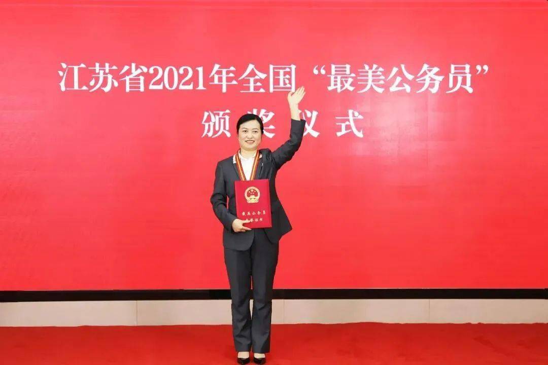 向全国最美公务员王颖同志学习