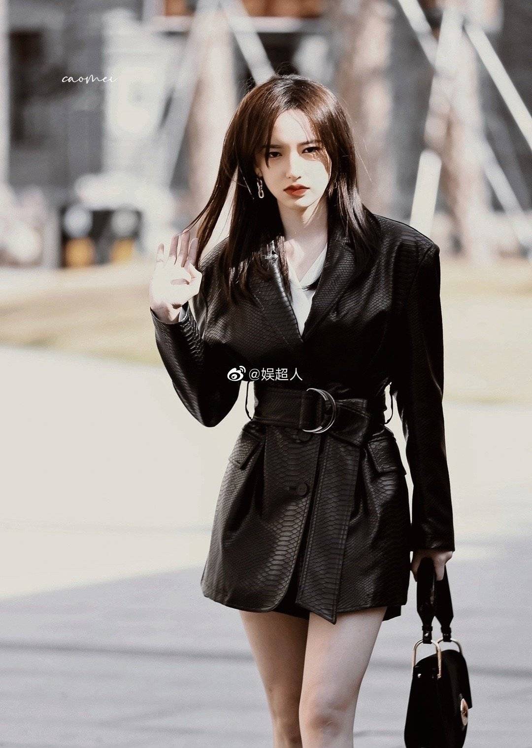 来看看程潇黑色皮衣裙路透图,这个身材真的绝了,好酷啊～_衣裙_程潇