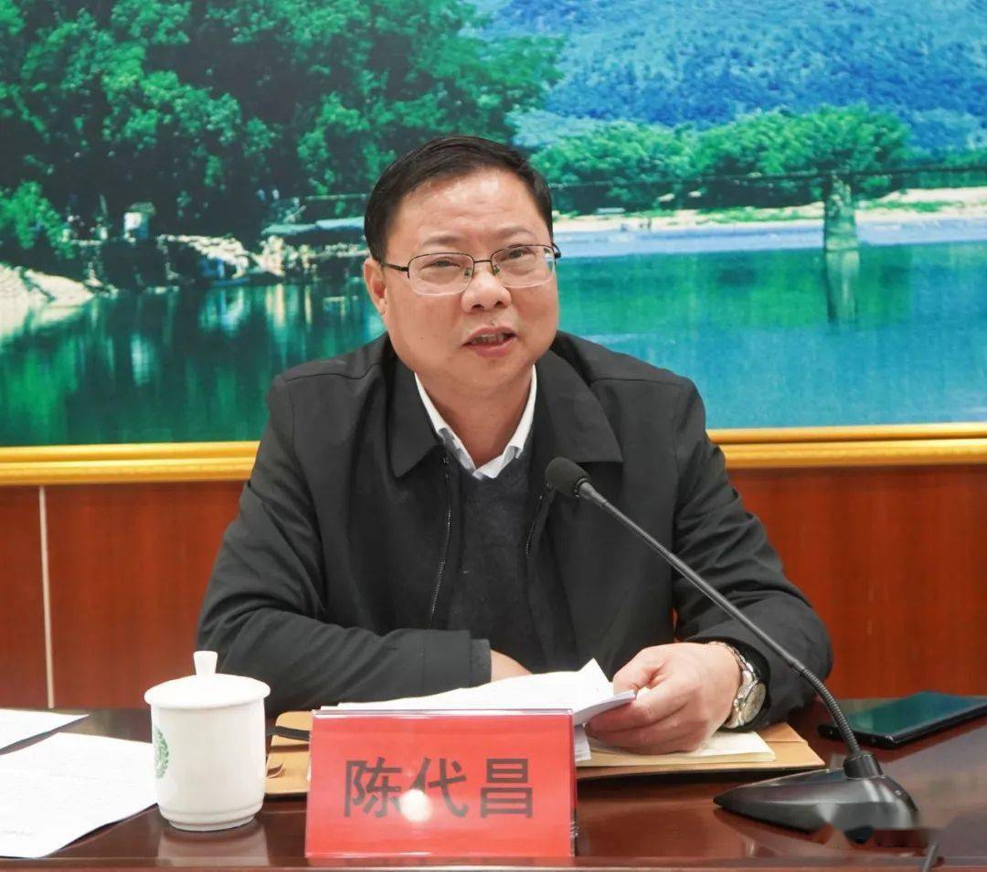 县委常委,常务副县长蒋尽球通报了全县1-11月重大项目建设情况及经济