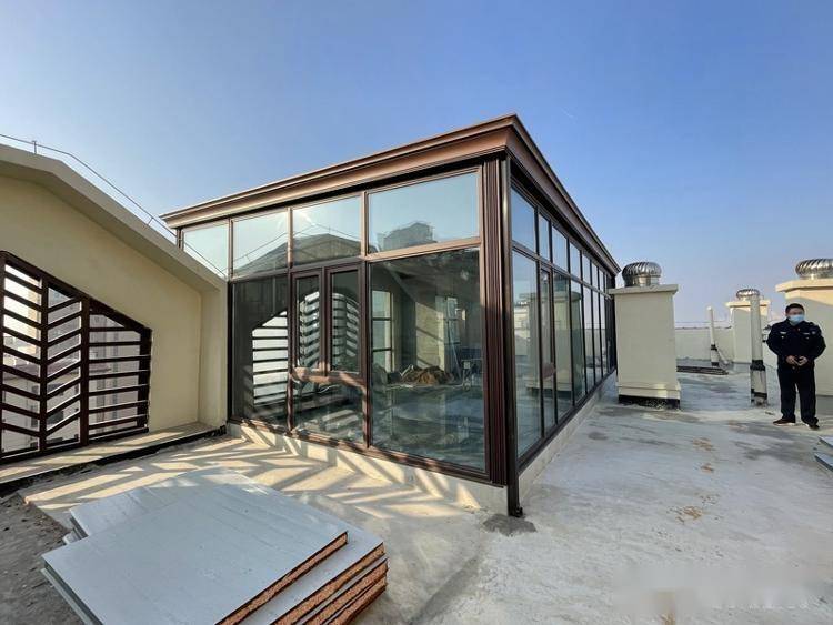 凤凰山庄一业主楼顶加盖"阳光房"执法部门:逾期未拆除将强制执行