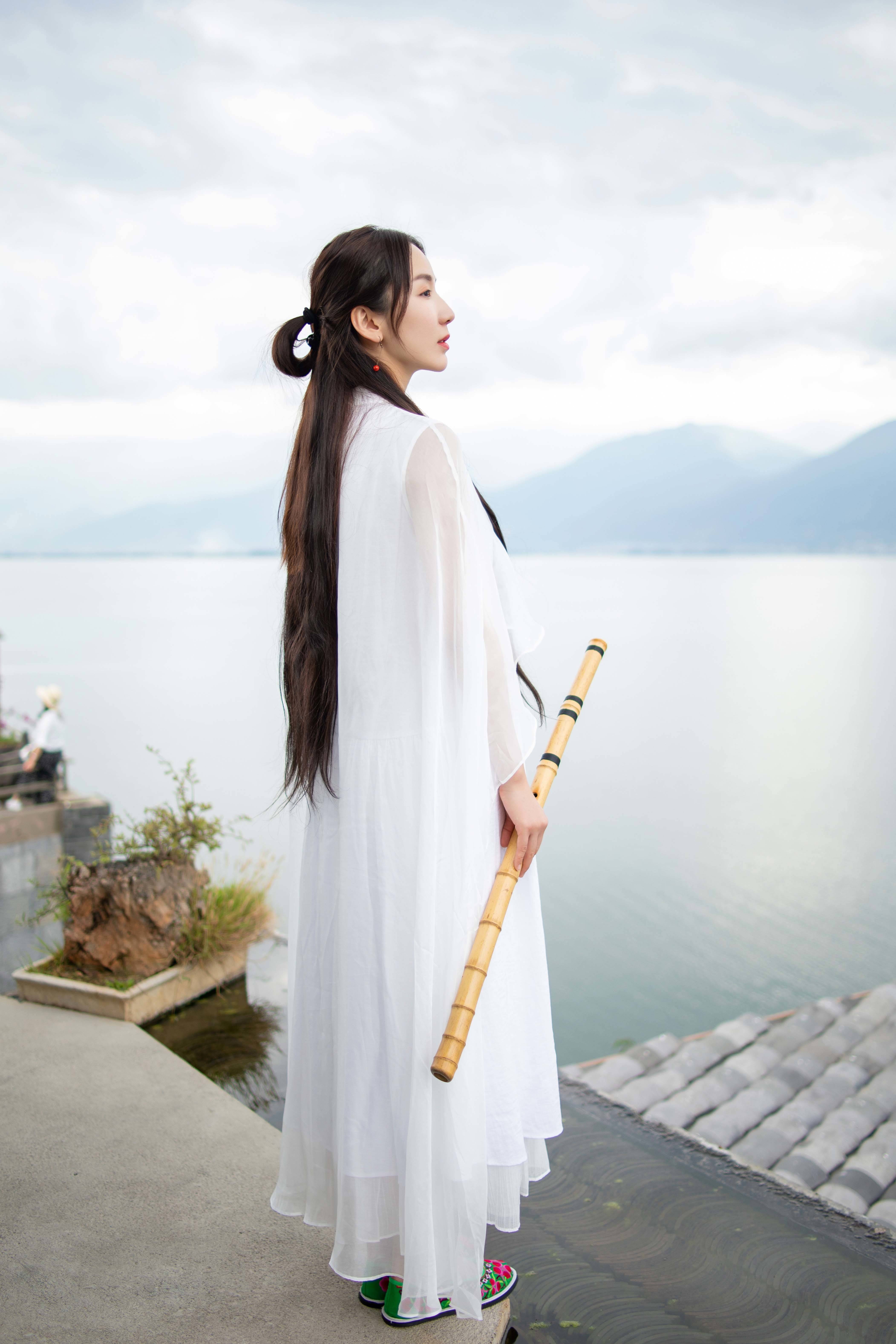 娄艺潇武侠风大片曝光 执箫而立宁静悠远_文化_传统_京剧