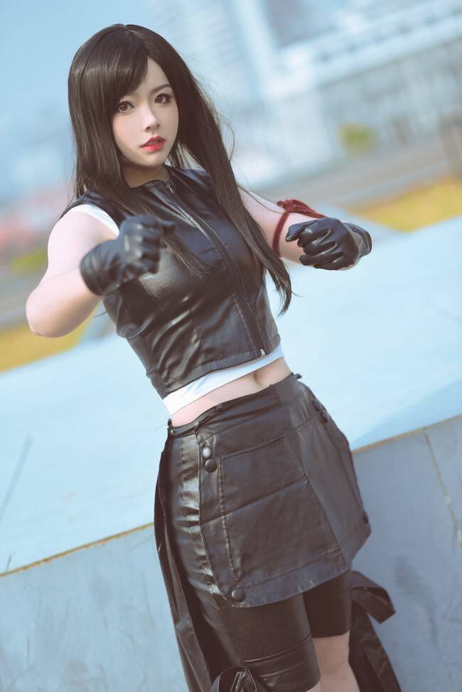cos蒂法正片飘逸长发搭配紧身皮衣