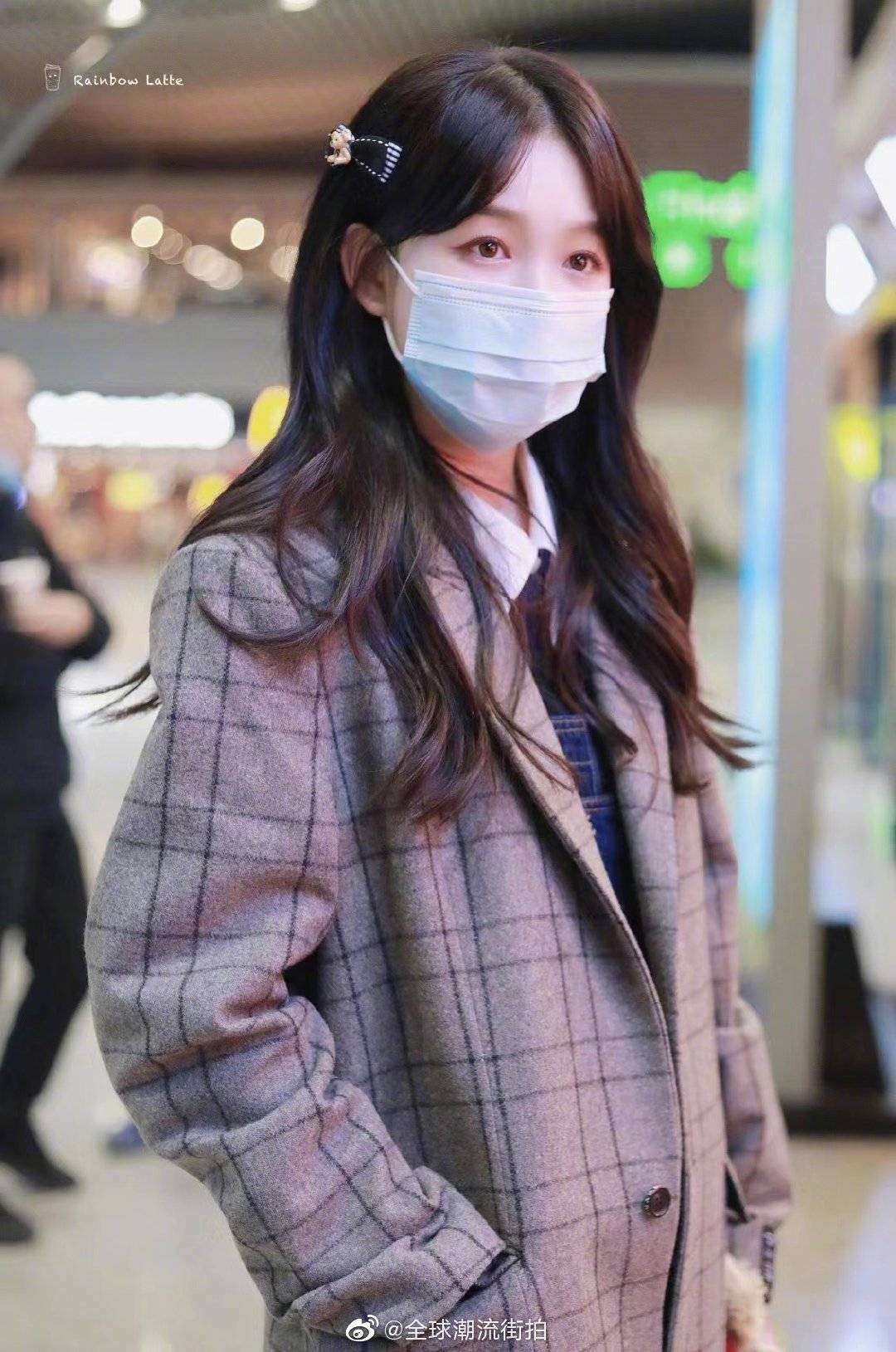 徐梦洁最新机场私服更新 格纹大衣内搭背带裤,叠穿白衬衫……_彩虹