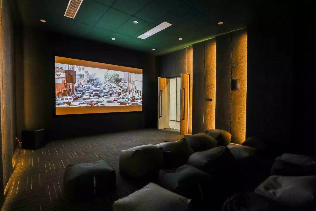 坐在宽大的懒人沙发上,吃着零食看着有关mini主题的电影,那种惬意感