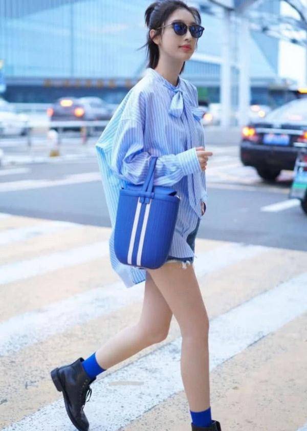 张俪真会穿搭,蓝色衬衫配短裤清纯又少女,蓝色袜子真抢眼_服装_样子