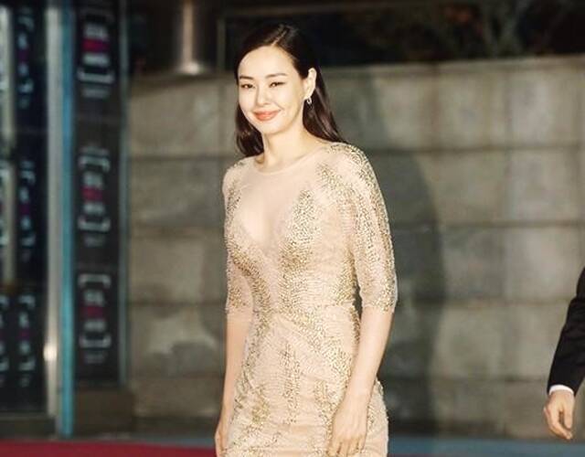 李哈妮身材火辣上围傲人 曾当选韩国小姐冠军 与尹启相相恋近8年_照片