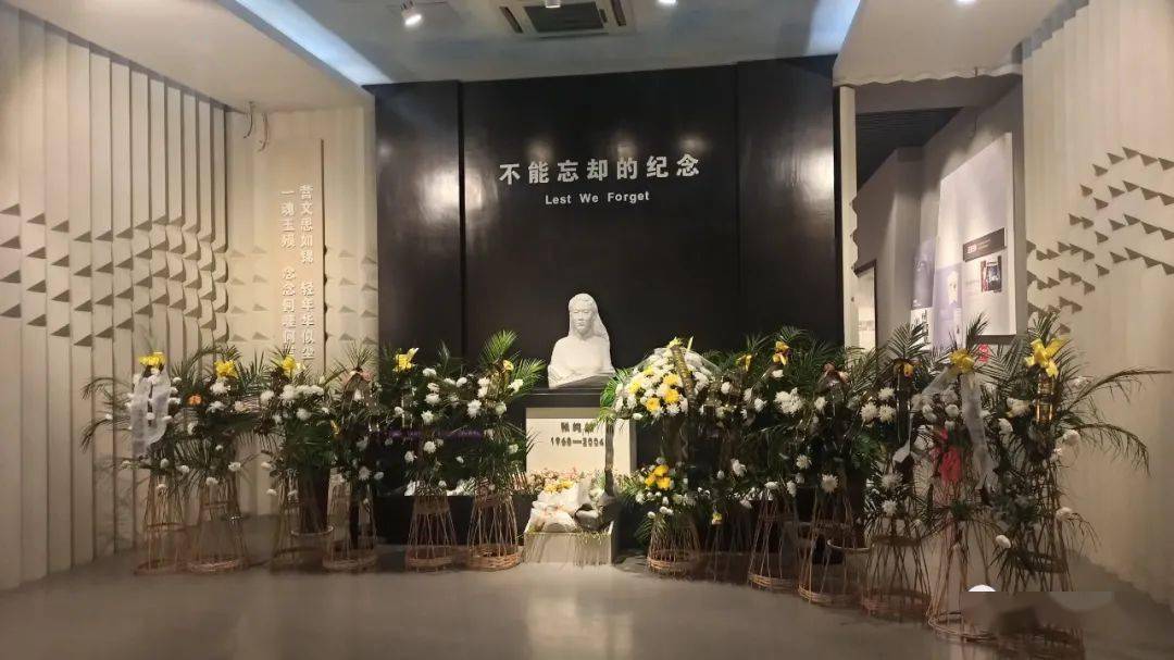 12月17日上午,一位闪送骑手手捧一束鲜花,来到张纯如纪念馆,他告诉