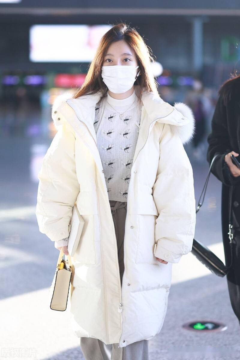 街拍:冯提莫穿白色羽绒服保暖出行长发飘飘笑容可人明媚_机场_北京