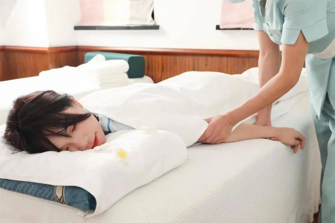 精油开背按摩图 d5f0046d3c444d8bbda5b40a331726e9.jpeg