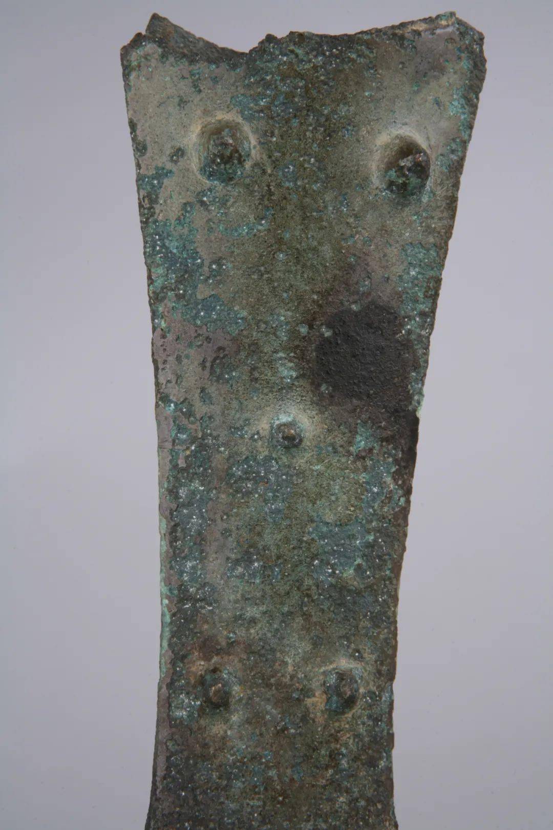 战国乳钉十字纹靴形铜钺国家一级文物展之五