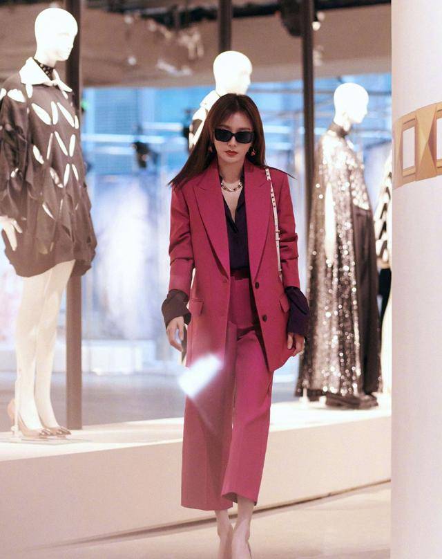 秦岚真是又飒又美玫红色西装搭配利落直发摩登优雅气场全开