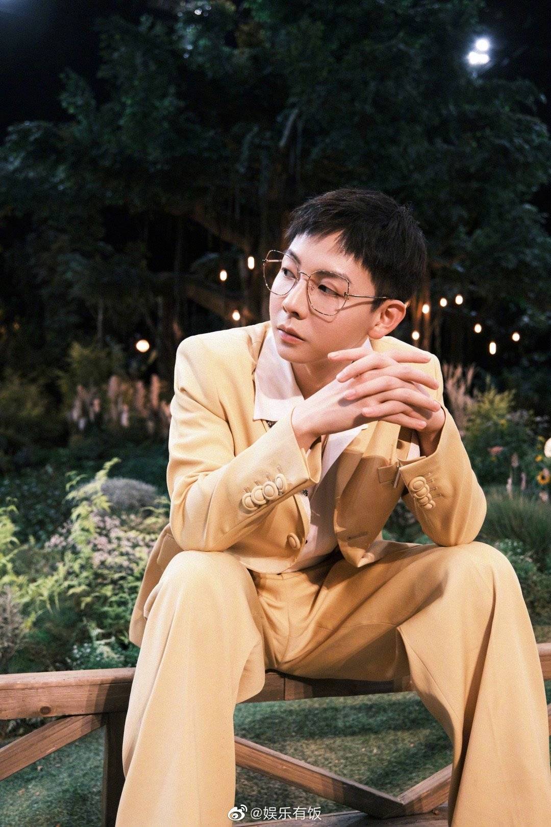 胡夏释出一组森系大片一身鹅黄色西装穿梭在绿意盎然的森林中