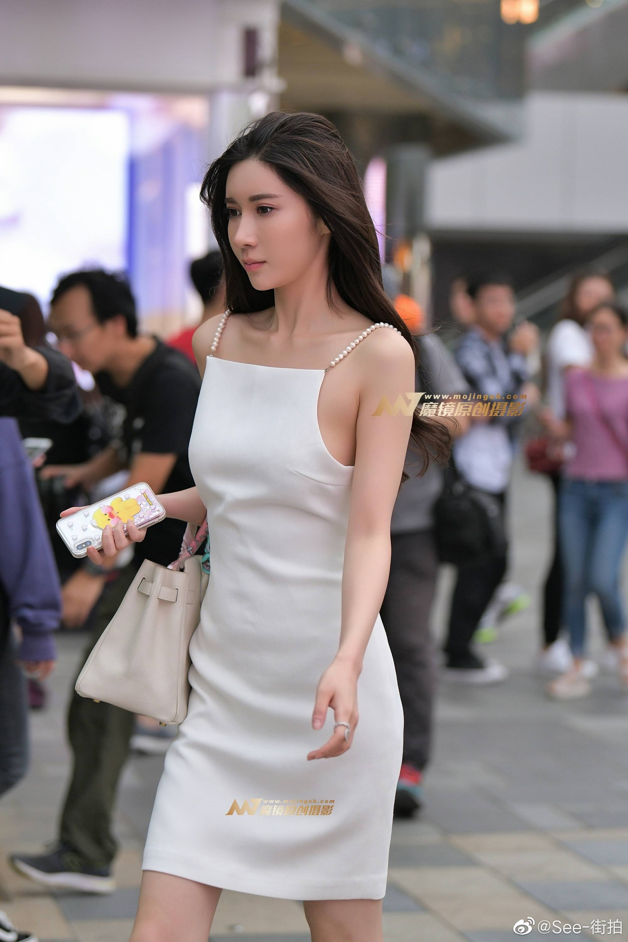 清秀美丽的白色吊带裙小姐姐_生活_潮流_姐姐