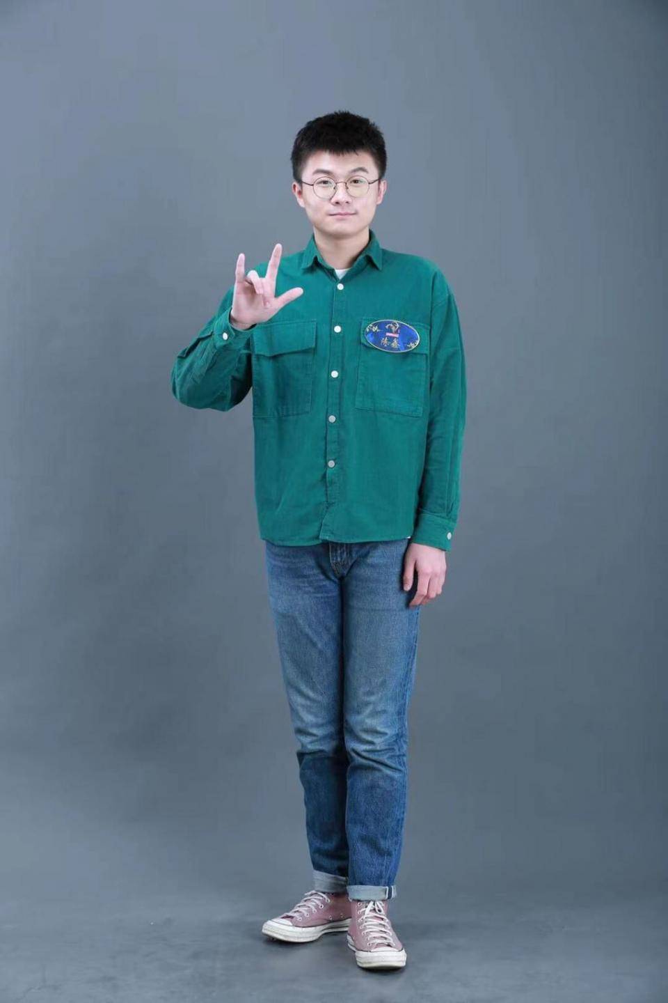 南京00后手语翻译上了《中国诗词大会》_陈鑫_疫情_人士