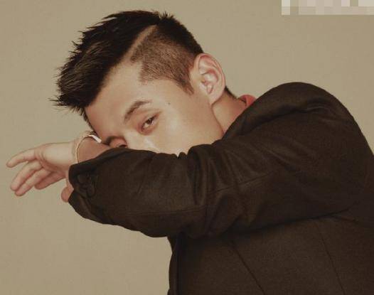 人设崩塌张继科室内吸烟不顾他人此前曾被多次吐槽素质堪忧