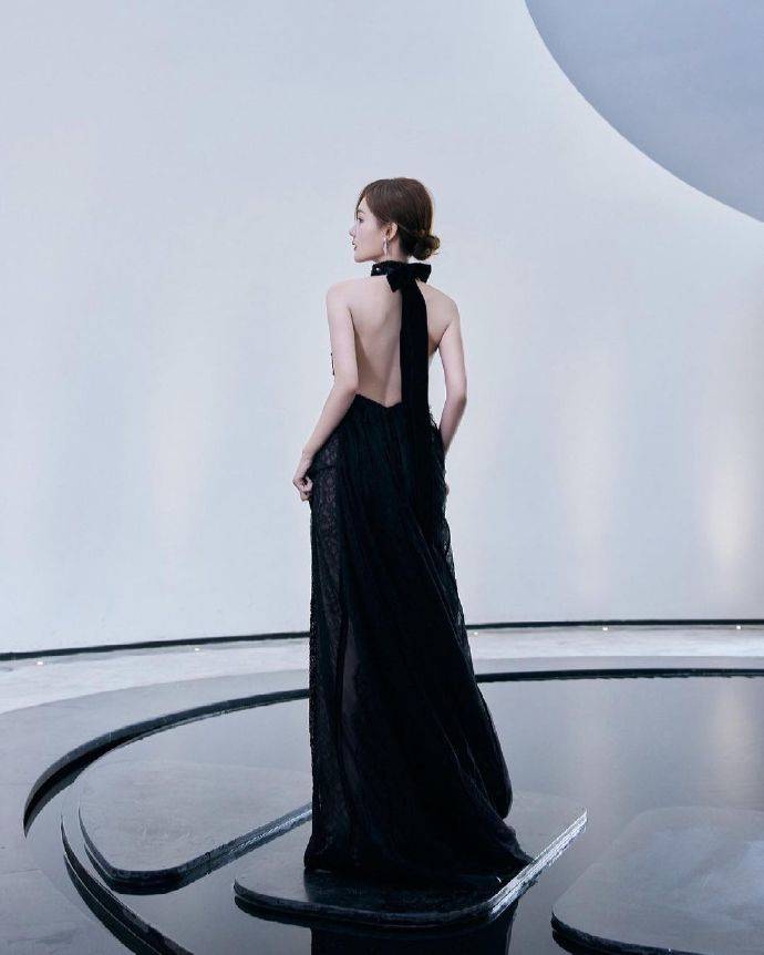 李一桐裸背晚礼服轻松秀出美丽肩颈线宛如山水画