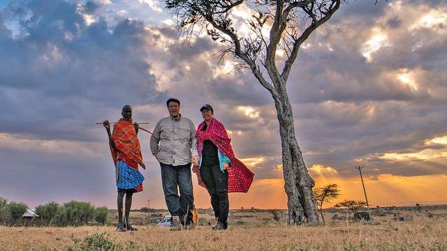 侣行直播非洲首秀开播张昕宇展示非洲部落真实状态