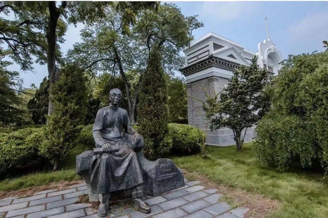 地影响着大家各大高校里都有一个或多个标志性雕塑具有重要的教育意义