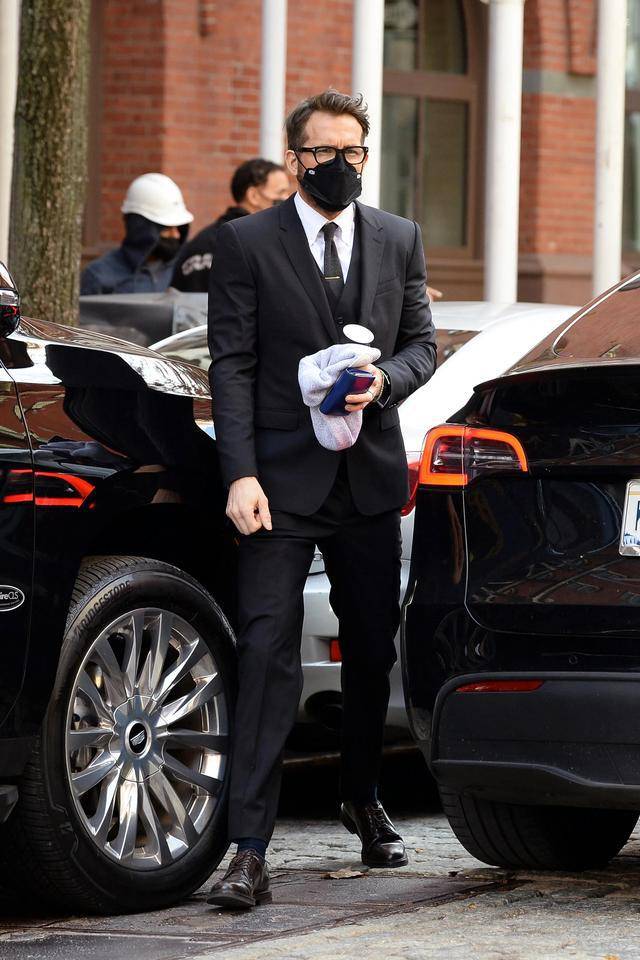 瑞安61雷诺兹一身帅气硬朗黑西装黑口罩现身街头_戴黑_ryan_蝙蝠侠