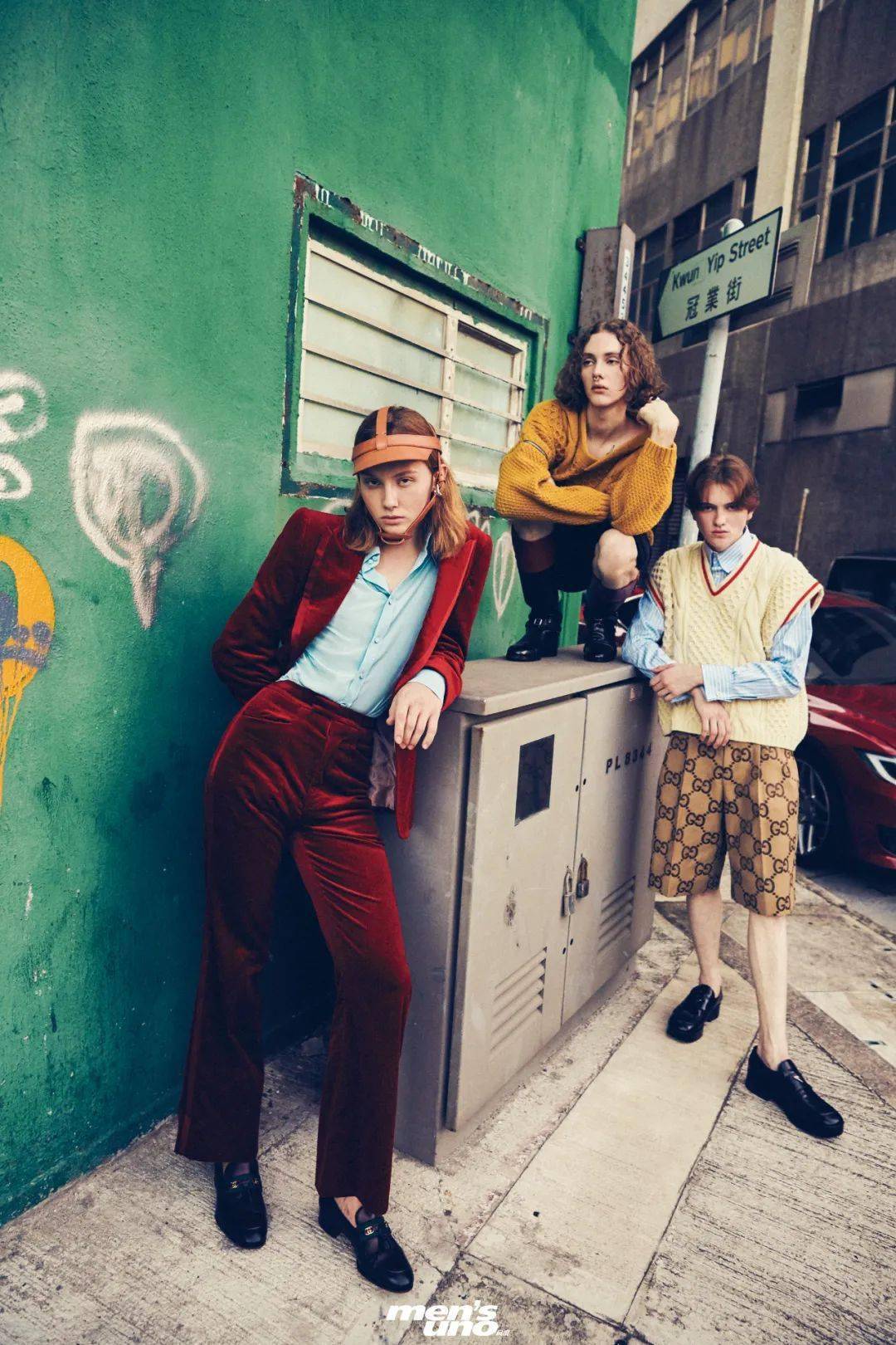 银色logo项链/chanel黑色裙子/rick owens●●●均为prada绿色皮鞋