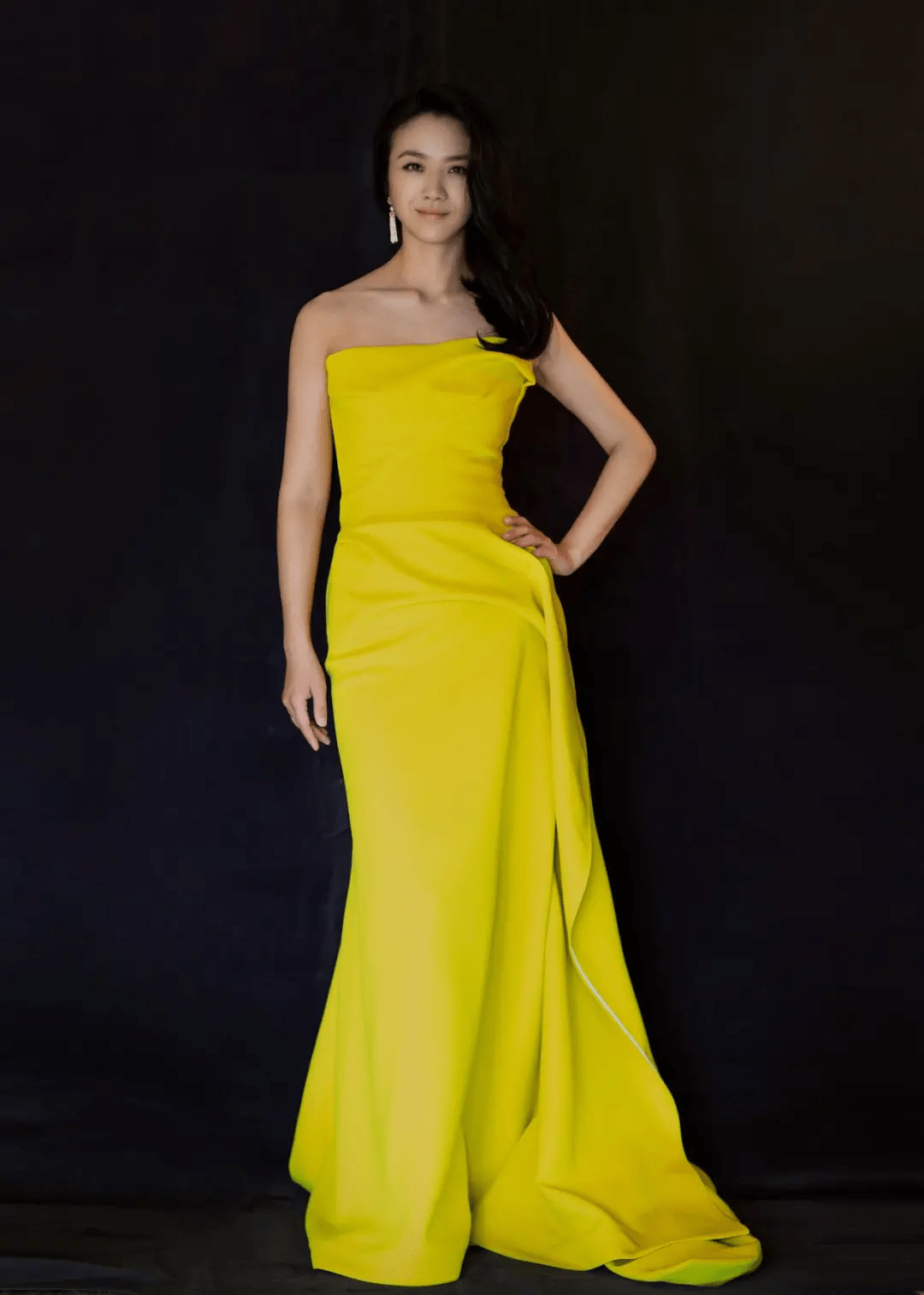 汤唯好有女神范,一袭黄色抹胸连衣裙不输超模,气质太惊艳了_时尚_显得