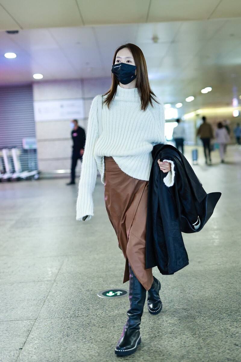 童瑶穿白色高领毛衣搭配棕色开衩皮裙,脚踩黑色长靴温柔优雅_开衩