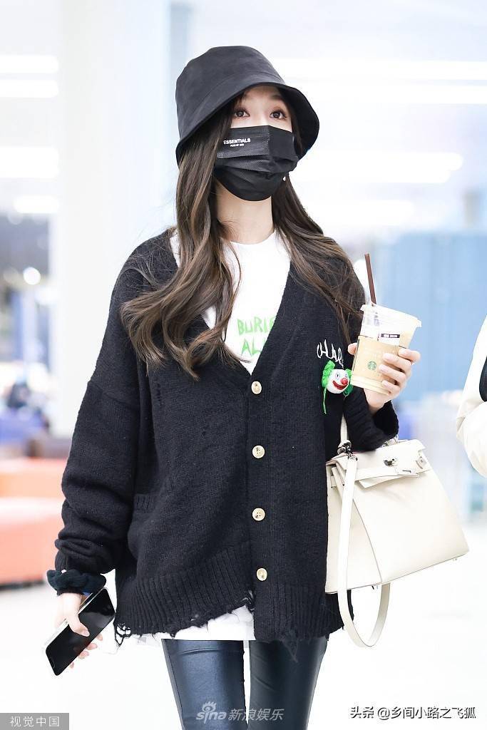 吴宣仪白t搭针织开衫简约雅致 黑喇叭裤显腿长时髦满分_黑色_机场