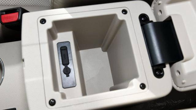 比亚迪e5纯电动汽车安全维修开关拆装