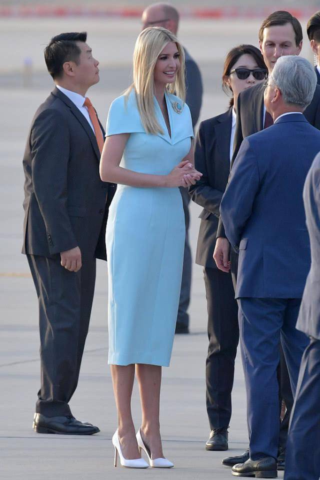 和丈夫贾里德·库什纳走在停机坪上,飘逸的金发在阳光