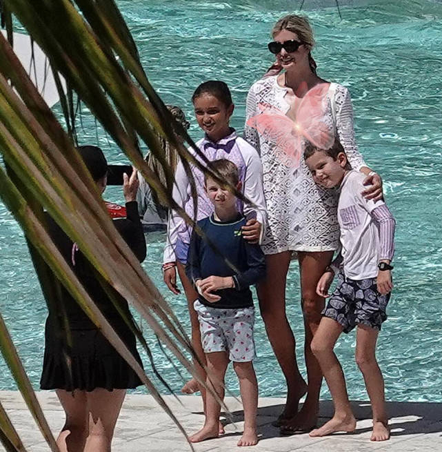 女儿晒成小黑妞,她秀事业线老公秀腹肌_造型_库什纳_身材