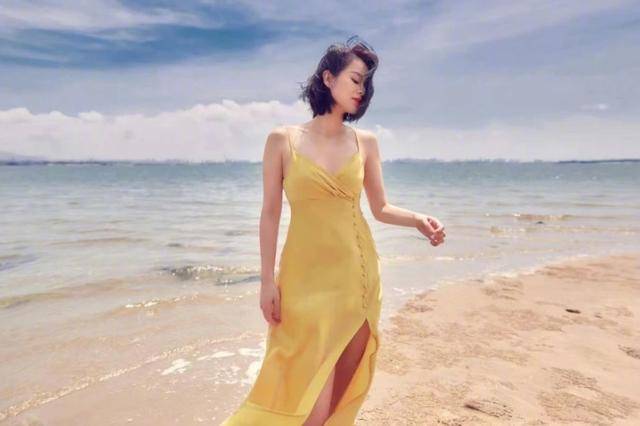 41岁胡杏儿穿吊带炫身材光脚丫站海水中裙子开叉秀一侧大长腿