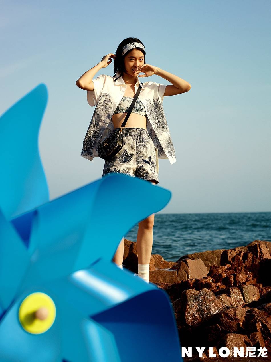 张雪迎身着短裤演绎复古学院风