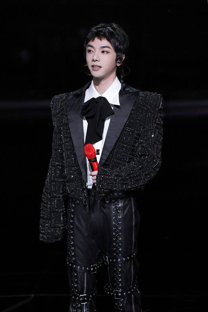 华晨宇黑色亮片垫肩西装搭皮裤摩登吸睛 狼尾发型又酷又野_舞台_魅力