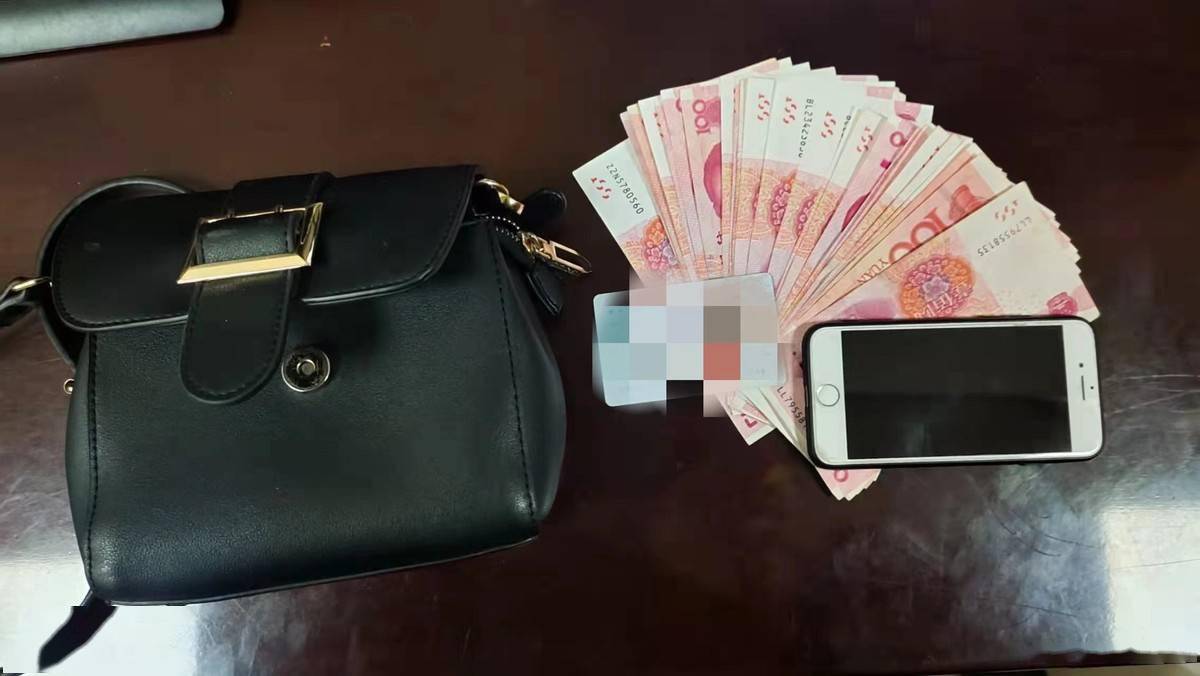 经了解,方女士遗失的挎包内有现金2500元整,价值3500余元苹果6手机一