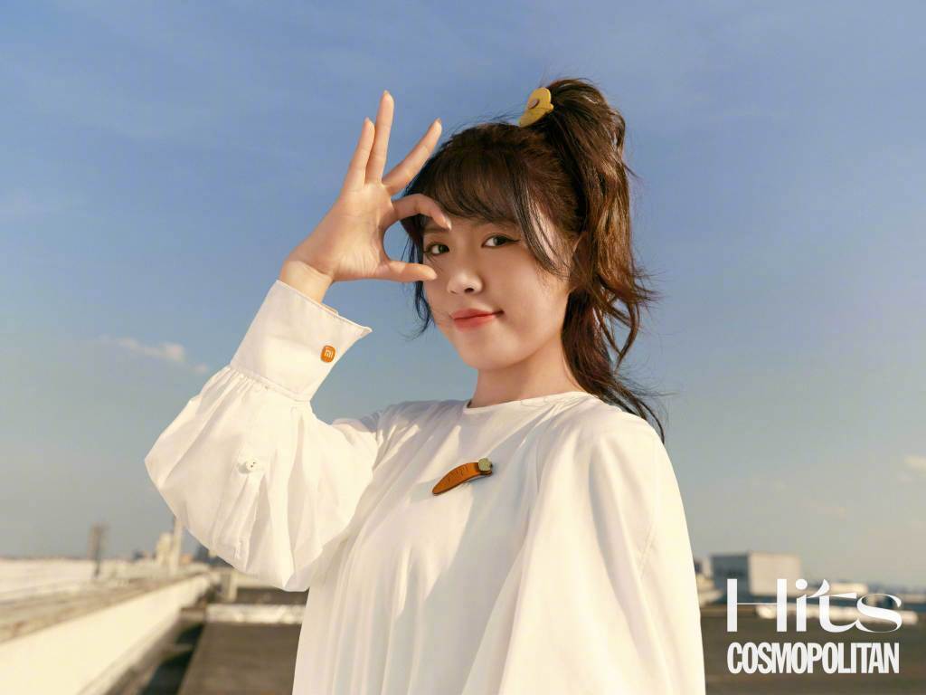 奥运冠军杨倩杂志首封曝光 头戴小黄鸭发卡清新甜美_青春_发夹_围巾