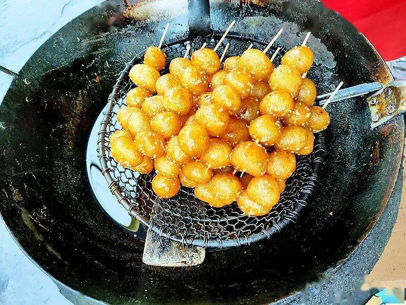 南充高坪区东观镇唐婆婆的糖麻圆卖了几十年了一元钱一串5个巴适得板